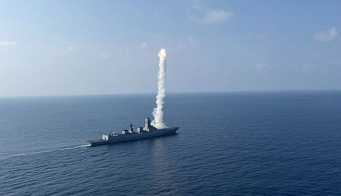 आईएनएस चेन्नई से ब्रह्मोस ने साधा सटीक निशाना, 400 किमी तक दुश्मन को गिरा सकती है यह सुपरसोनिक क्रूज मिसाइल