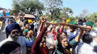 Punjab Chunav Result 2022: आप कार्यकर्ताओं ने मनाया जश्न, एक-दूसरे को खिलाए लड्डू, झाड़ू के साथ किया डांस