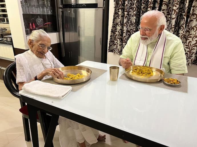 गुजरात पहुंचने पर प्रधानमंत्री नरेंद्र मोदी ने मां से की मुलाकात, लिया आशीर्वाद साथ खाया खाना