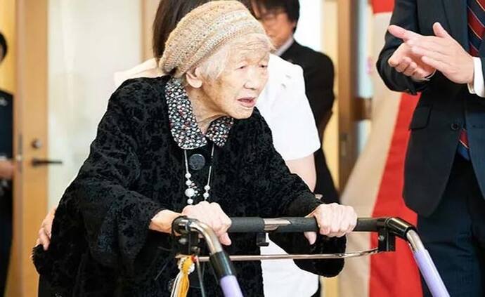 दुनिया की सबसे बुजुर्ग महिलाः 119 साल की केन तनाका आज भी पढ़ाती हैं मैथ, चॉकलेट को लेकर रहती हैं दीवानी