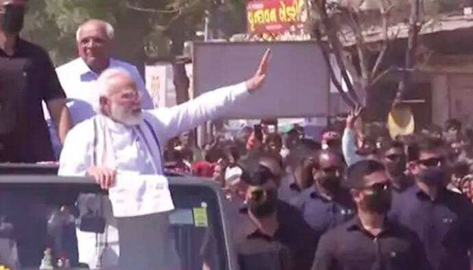 PM मोदी का गुजरात दौरा: खेतों से दौड़कर स्वागत करने पहुंचे लोग, छतों-सड़कों पर उमड़ पड़ा हुजूम