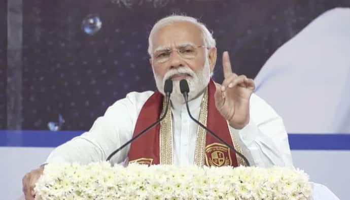 PM मोदी गुजरात दौरा: बोले- 'यूनिफॉर्म पहन ली तो ये सोचने की गलती मत करना की दुनिया आपकी मुठ्ठी में है'