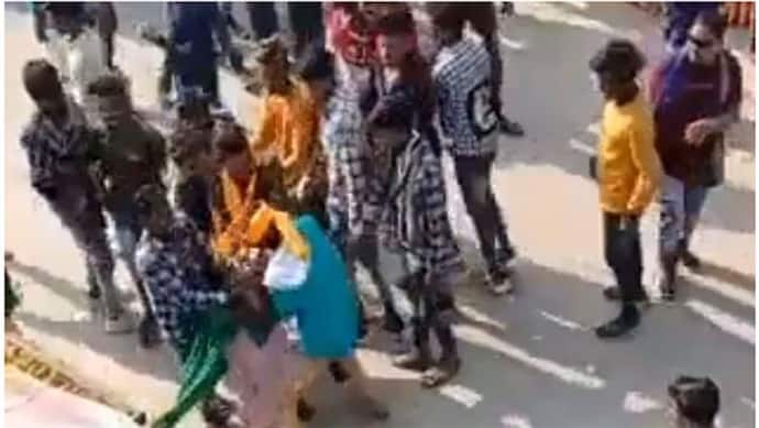 MP  के अलीराजपुर में हैवानियत; युवती को मेले से खींचकर यौन उत्पीड़न , वीडियो वायरल होने के बाद पुलिस ने की FIR