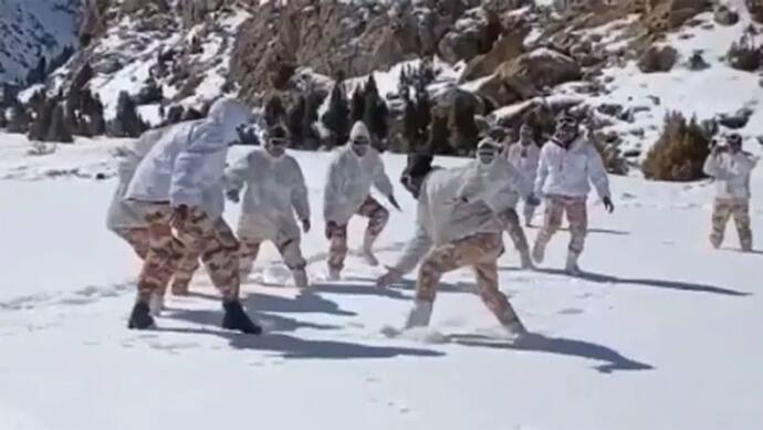 बर्फीलों पहाड़ों के बीच ITBP के जवानों ने खेली कबड्डी, देखें वायरल वीडियो