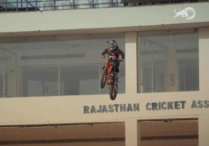 दुनिया के नामी बाइकर रॉबी मैडिसन ने अपनी जान पर खेलकर लॉन्च की राजस्थान रॉयल्स की जर्सी