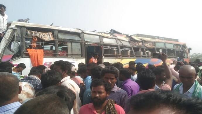 कर्नाटक के तुमकुर में पलटी तेज रफ्तार बस, 8 की मौत, 25 घायल, सड़क पर बिखरे मिले शव