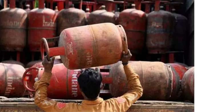 LPG Cylinder Price Hike: सरकार ने आम लोगों को दिया तगड़ा झटका, घरेलू गैस सिलेंडर 50 रुपए हुआ महंगा
