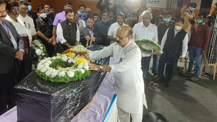 खारकीव में मारे गए मेडिकल स्टूडेंट नवीन शेखरप्पा का पार्थिव शरीर पहुंचा बेंगलुरू, CM बसवराज ने दी श्रद्धांजलि