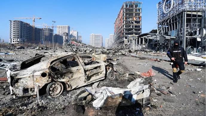 Russia Ukraine War: यूक्रेन पर हमला करने मंडरा रहे 300 फाइटर प्लेन, मॉल तक को नहीं छोड़ा