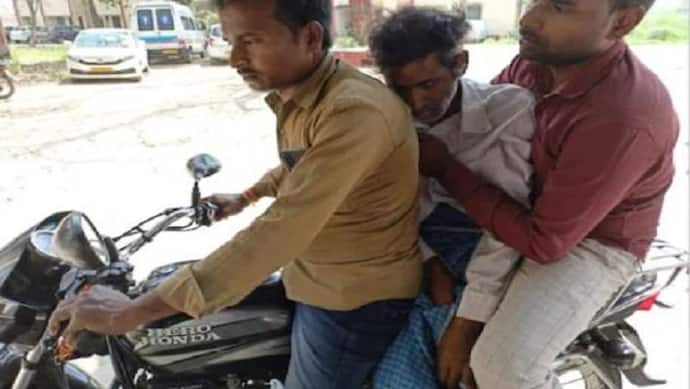 उत्तर प्रदेश के बाराबंकी में शर्मसार करने वाली तस्वीरः नहीं मिला शव वाहन, बाइक पर पिता का शव लेकर गया बेटा