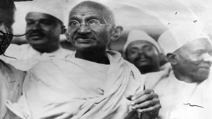 ट्रेन से बाहर फेंके जाने के बाद महात्मा गांधी ने की थी आंदोलन की शुरुआत,अहिंसा के रास्ते पर चलकर दिलाई आजादी