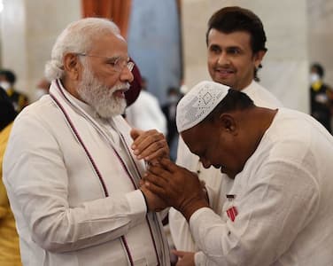 Padma Awards की यादगार तस्वीरें: PM Modi ने नीरज चोपड़ा के कंधे पर हाथ रख दी शाबाशी, बुजुर्ग का लिया आशीर्वाद