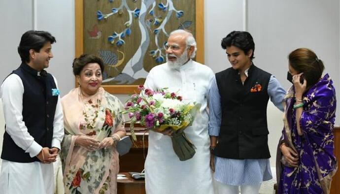 जब PM Modi से पूरे परिवार के साथ मिले सिंधिया, तो सियासी गलियारों में हड़कंप, मुस्कुराती तस्वीर का क्या राज?