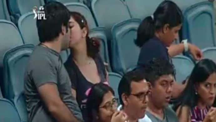 IPL 2022 मैच के दौरान कपल ने की अश्लील हरकत, बगल में बैठी महिला को आ गई शर्म, तुरंत मुंह फेर लिया, देखें फोटो 