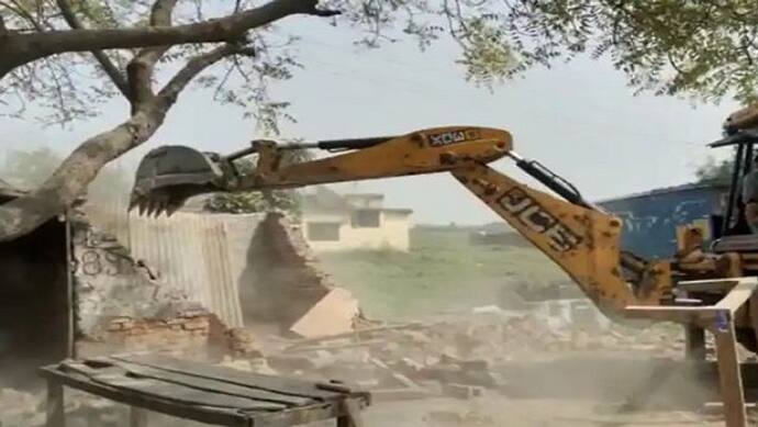 लखीमपुर खीरी में हिस्ट्रीशीटर हनीफ की 1 करोड़ से अधिक की जमीन पर चला बुलडोजर, अवैध संपत्ति हुई तबाह
