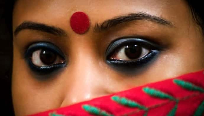 'টিপ পরছোস কেন' - পুলিশের হেনস্থার শিকার হিন্দু শিক্ষিকা, বাংলাদেশ জুড়ে প্রতিবাদ 