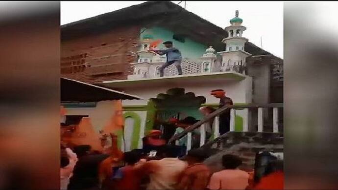 माहौल बिगाड़ने का प्रयास: राम कलश यात्रा में शामिल युवक मस्जिद में घुसे, छत पर लहराया भगवा झंडा