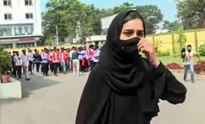 हिजाब बैन : प्री यूनिवर्सिटी एग्जाम में हिजाब के साथ नहीं मिला प्रवेश, उडुपी की दो छात्राओं ने छोड़ी परीक्षा