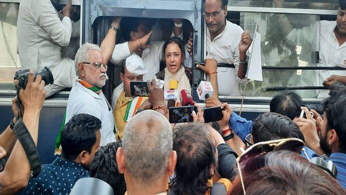 महंगाई के विरोध में कांग्रेस नेताओं ने किया प्रदर्शन, लाठीचार्ज के बाद सैकड़ों कार्यकर्ता गिरफ्तार 