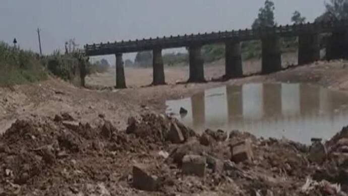 गजब बिहारः दिनदहाड़े 60 फुट लंबा पुल चोरी! 'अफसर' आए, गैस कटर से 50 साल पुराना पुल काटा, ट्रक पर लादकर चल दिए