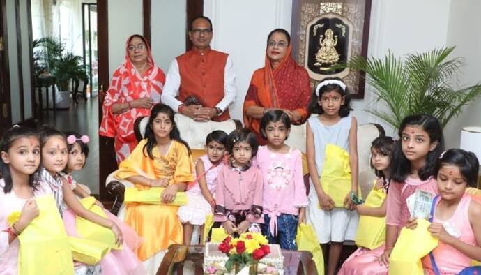 Ram Navami 2022: CM शिवराज सिंह चौहान ने पत्नी के साथ यूं मनाया श्री राम जन्मोत्सव, कन्याओं को खुद परोसा भोजन