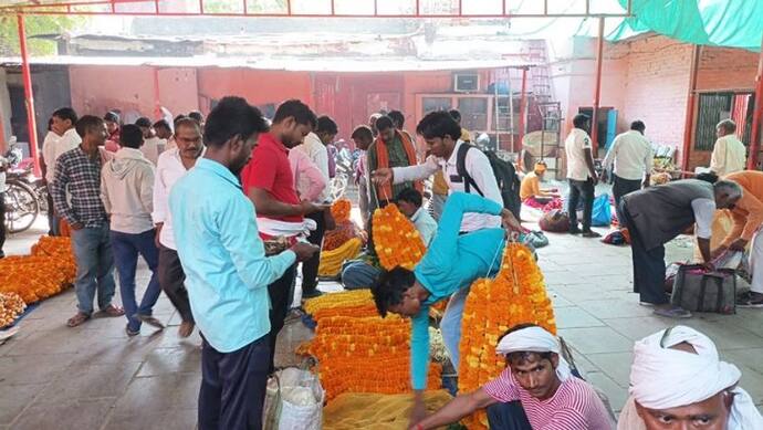 वाराणसी में फूल व्यापारियों के चेहरे पर दिखी मुस्कान, नवरात्रि में 4 गुना बढ़ी बिक्री 