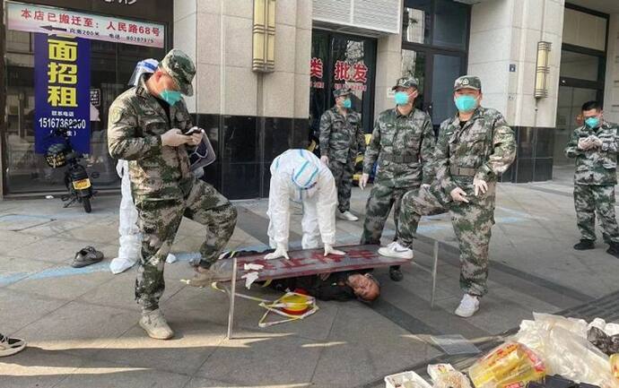 Covid-19: चीन में लॉकडाउन के चलते मची हाहाकार, आम लोगों को जूतों तले कुचल रहे पुलिस के जवान