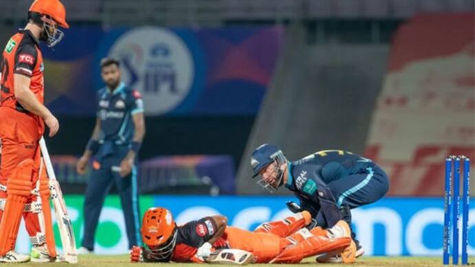IPL 2022: छक्का लगाने के बाद ही मैदान पर गिर गया SRH का खिलाड़ी, क्या हुआ जो मैदान छोड़कर जाना पड़ा