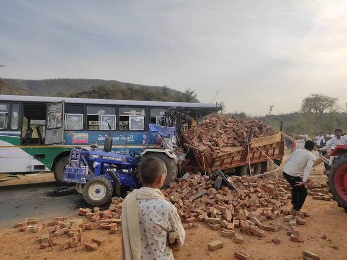 अलवर में रोडवेज बस और ट्रैक्टर-ट्राली में जोरदार भिड़ंत, 3 मौत, 26 घायल