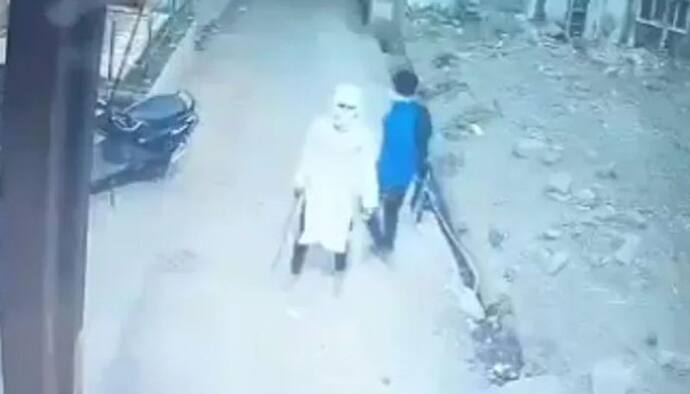 मध्य प्रदेश के खरगोन दंगे का CCTV फुटेज आया सामने, दंगाई तलवार लहराते दिखे, खुद देखिए हिंसा के बीच का यह Video