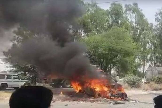 हरियाणा में दिल दहलाने वाला हादसा : ट्रक की टक्कर के बाद कार में आग, 45 मिनट तक जिंदा जलते रहे तीन शख्स