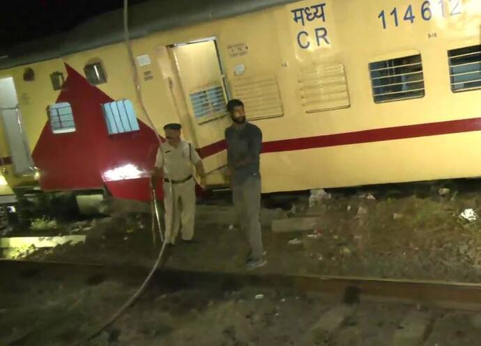 Train Accident in Mumbai: चालुक्य एक्सप्रेस और मुंबई सीएसएमटी गडग एक्सप्रेस में टक्कर, अधिकारी मौके पर