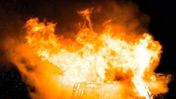 भलस्वा लैंडफिल साइट पर भीषण आग, 13 से अधिक दमकल गाड़ियां आग बुझाने में लगी, कई घंटों बाद भी धधक रही साइट