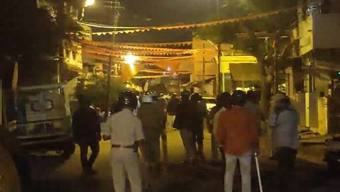 सोशल मीडिया पोस्ट के चलते कर्नाटक में हिंसा, 12 पुलिसकर्मी घायल, 40 गिरफ्तार