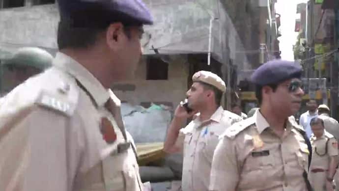 जहांगीरपुरी हिंसा: गोलीबारी के आरोपी की पत्नी को पूछताछ के लिए ले गई पुलिस, छतों से फेंके पत्थर