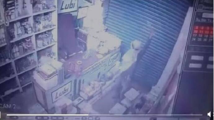 सोशल मीडिया में जमकर वायरल हो रहा चोरों का यह वीडियो, CCTV की तरफ मुंह करके दिखाया हुनर