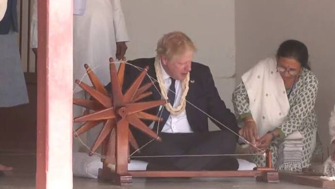 UPDATE: भारत के दौरे पर ब्रिटेन के PM बोरिस जॉनसन-साबरमती आश्रम में चलाया चरखा, गौतम अडानी से मिले