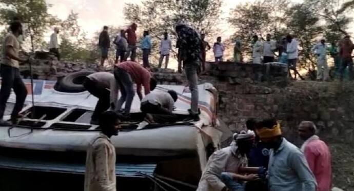 ललितपुर: तेज रफ्तार गाड़ी चलाना पड़ा भारी, बाइक सवारों को बचाने के चक्कर में बस का ऐक्सिडेंट, चार की मौत