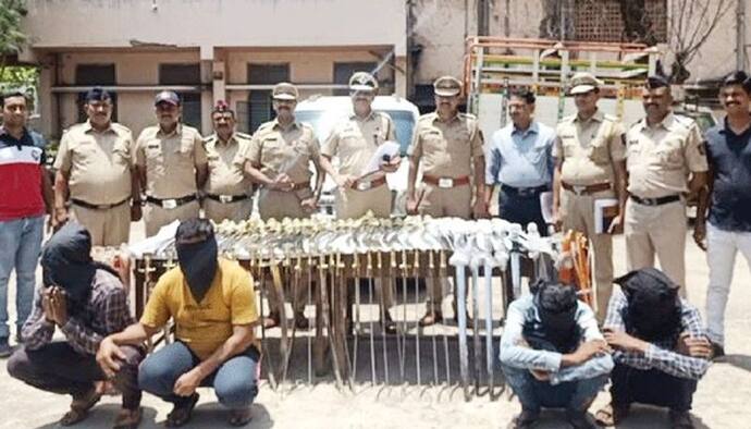 क्या महाराष्ट्र में दंगा फैलाने की साजिश, पुलिस ने पकड़ा हथियारों का जखीरा, तलवार और खंजर से भरी थी कार