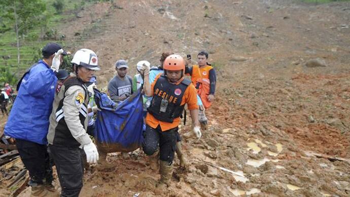 इंडोनेशिया : चंद पैसे के लिए सोने की अवैध खदान में उतरी थीं महिलाएं, टनों मिट्‌टी के नीचे दबकर 12 की मौत 