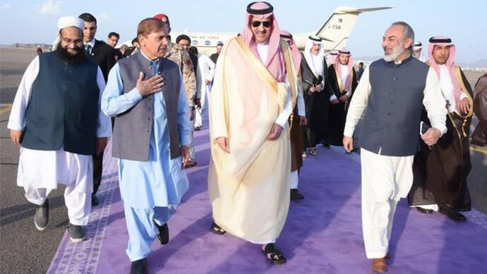 PM बनने के बाद पहली बार विदेश यात्रा पर निकले शहबाज शरीफ की गजब बेइज्जती, मदीना में पब्लिक चिल्लाई-'चोर-चोर'
