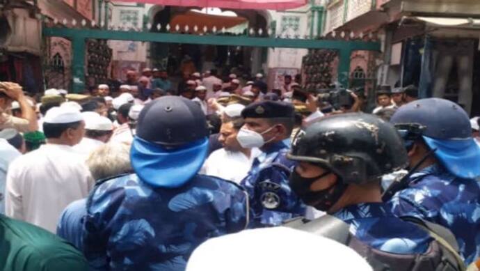 अलविदा की नमाज के बाद युवकों ने की नारेबाजी, मौलवी ने मीडियाकर्मियों पर लगाया भड़काने का आरोप