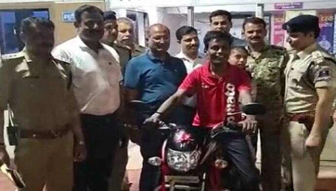 फूड डिलिवरी बॉय की इमोशनल कहानी सुन पसीजा इंदौर पुलिस का दिल, अपनी सैलरी से दिला दी नई बाइक