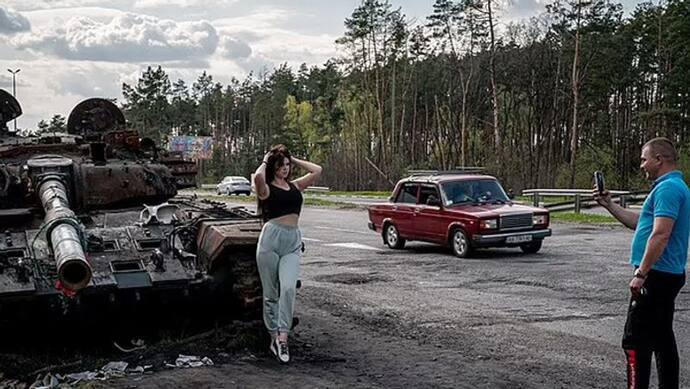  युद्ध के बीच जब लेडी प्लेयर ने बर्बाद हुए रूसी टैंक के सामने खिंचवाया फोटो, दुनिया को दिखाना चाहती थी कुछ खास