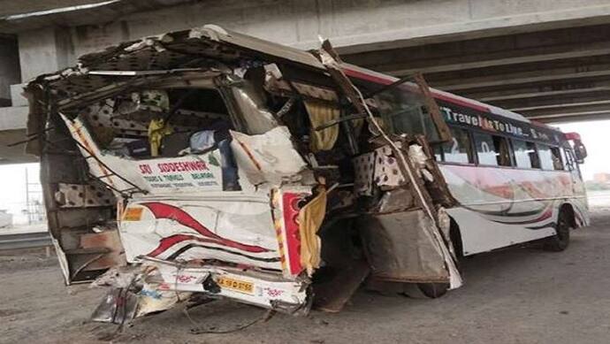 टूरिस्ट बस और ट्रक के बीच हुई भीषण टक्कर, तीर्थयात्रा पर निकले लोगों की हुई दर्दनाक मौत