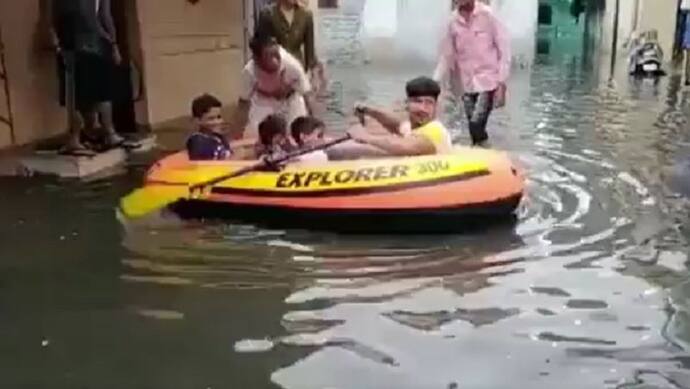 मानसून से पहले ही पानी-पानी हुआ हैदराबाद, सड़कें बनीं नदियां, गलियों में चले नाव