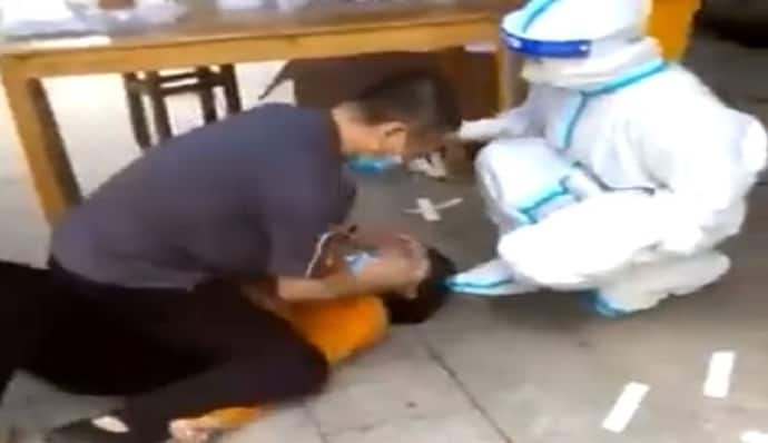 Covid Test के लिए चीन में महिला के साथ जानवरों जैसा सलूक, जमीन पर पटका फिर शरीर पर बैठ लिया सैंपल