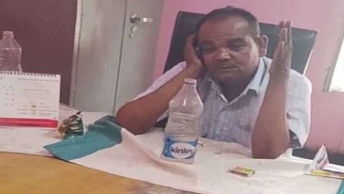 लखीमपुर: नशे में धुत डॉक्टर ने मरीजों से की अभद्रता, लोगों ने अस्पताल में शराब पीने का लगाया आरोप