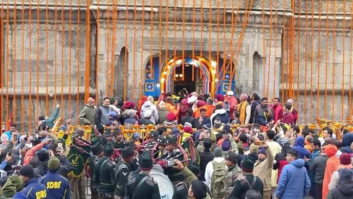 6 महीने बाद खुले बाबा केदारनाथ के पट, दर्शन करने उमड़ पड़ा सैलाब, 10 क्विंटल फूलों से सजाया गया मंदिर