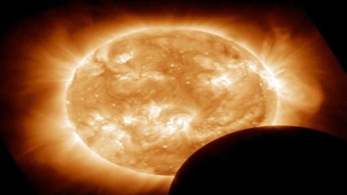 सैटेलाइट के कैमरे में दर्ज हुई सूर्यग्रहण की अविश्वसनीय तस्वीरें, चंद्रमा की चाल से पस्त हुआ सूरज